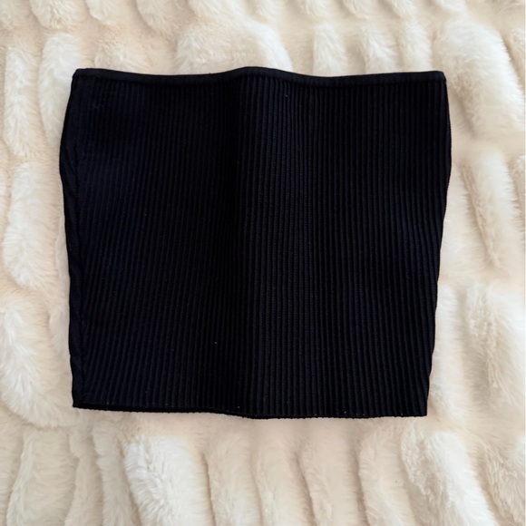 Elegant Black Ribbed Top - Picture 2 of 3